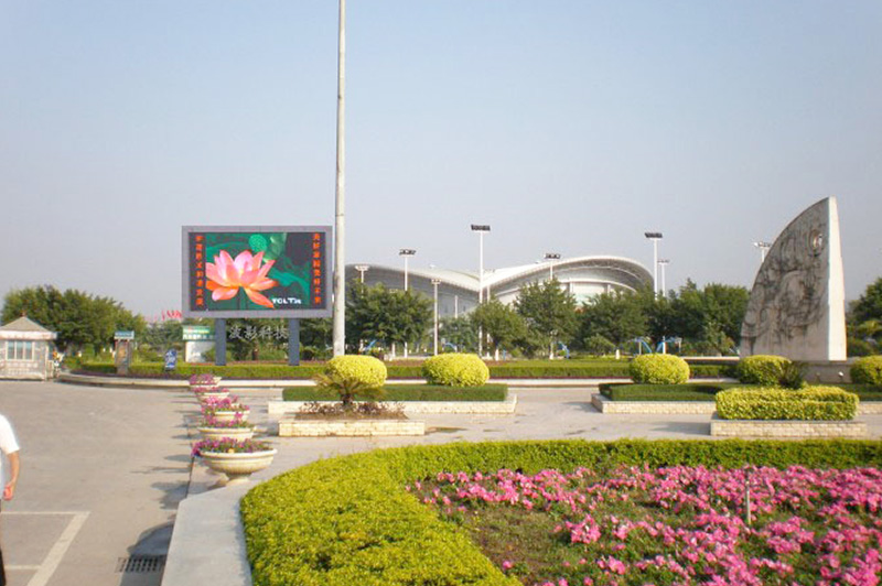 广东河源文化广场户外PH10全彩色LED显示屏.jpg